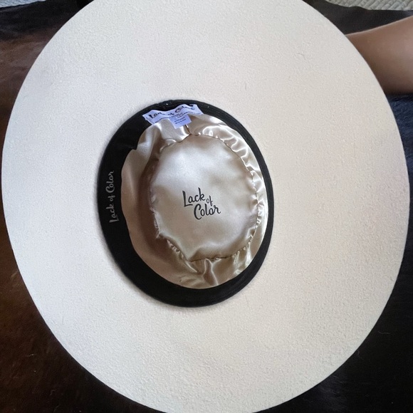 Lack of color Juno boater - Picture 4 of 5